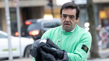 El expresidente de la Real Sociedad Iñaki Badiola, a su llegada este martes al Palacio de Justicia de San Sebastián a la primera sesión del juicio por injuriar a políticos, jueces y periodistas. / Javier Etxezarreta