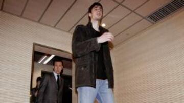 <b>UN GIGANTE. </b>Ante Tomic (2,17 m) precede a Jorge Valdano (1,88).