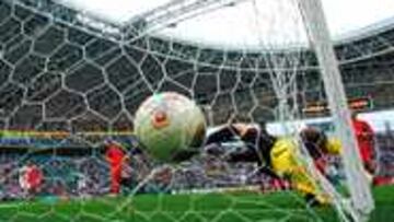 <b>GOL TUNECINO.</B> De Vlieger se estira pero no puede evitar el golazo.