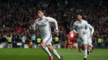 El delantero colombiano del Real Madrid, James Rodríguez, muestra su alegría tras marcar el primer gol ante el Sevilla