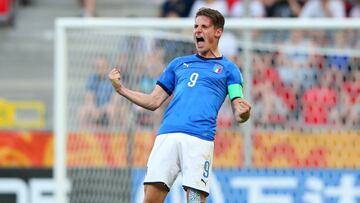 Andrea Pinamonti celebrando un gol con Italia en el Mundial sub20. 