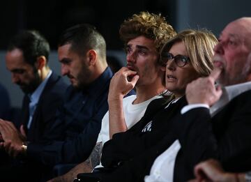 Griezmann muy emocionado durante el acto.  