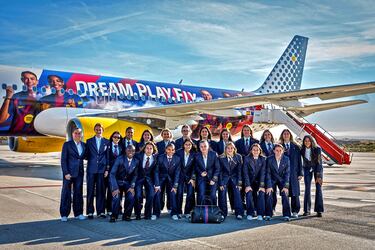 El Barcelona ha estrenado avión para viajar a Londres. El conjunto azulgrana, como ya pasó el pasado curso, tendrá su propio vehículo personalizado gracias a Vueling. El nuevo diseño del Airbus A320 bajo el lema Dream, Play, Fly en el fuselaje, junto a la imagen de las jugadoras Aitana Bonmatí, Alexia Putellas, Caroline Graham, Claudia Pina y Esmee Brugts.