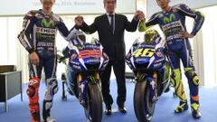 Lorenzo y Rossi con el director general de Yamaha, Kouichi Tsuji, en la presentaci&oacute;n del equipo.