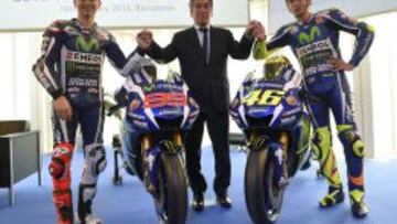 Lorenzo y Rossi con el director general de Yamaha, Kouichi Tsuji, en la presentaci&oacute;n del equipo.