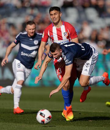 
El Atlético buscó en Uruguay una operación similar a la de Giménez y, en 2014, pagó 1 millones de euros a Danubio por Emiliano Velázquez (Montevideo, Uruguay, 1994). Fue cedido dos años al Getafe, luego al Braga y finalmente al Rayo, que en 2018 se lo quedó en propiedad. Pese a hacer varias pretemporadas con el Atleti, no llegó a debutar. Ahora está en Uruguay, en Nacional.
