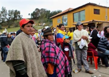 Un grupo de habitantes observa la obtención del título de campeón del colombiano Nairo Quintana en el Giro de Italia.