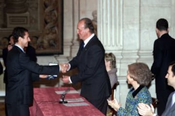Roberto Heras recibe la medalla al Mérito Deportivo de manos de Juan Carlos I en 2002.
 