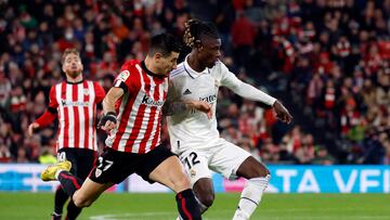 Camavinga mantiene la pelota ante Yuri en el partido de San Mamés.