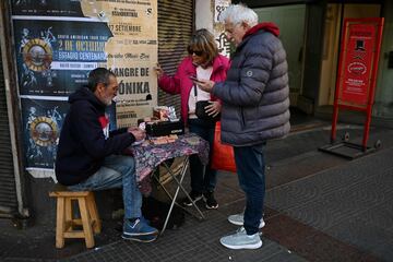 Un hombre vende e intercambia cromos de fútbol de la Copa del Mundo en el centro de Montevideo.