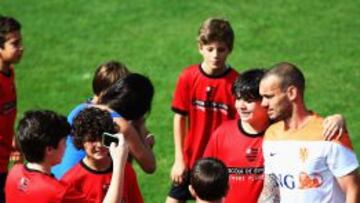 Un grupo de niños animó y jaleó a los jugadores de Van Gaal ayer, durante el entrenamiento.