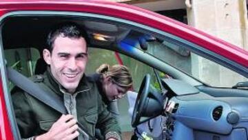 <b>OPERADO. </b>Díaz de Cerio sonríe tras la intervención en la rodilla.