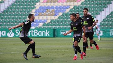 El Extremadura celebra su gol ante el Elche.