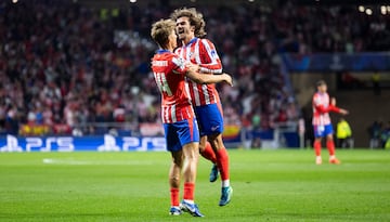 Griezmann celebra su gol con marcos Llorente, autor de la asistencia del tanto del delantero francés.