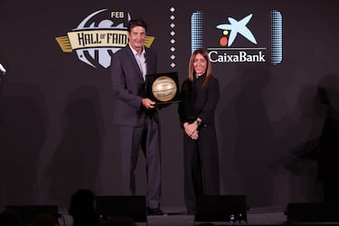 Jordi Villacampa recibe el premio de manos de Marta Capevilla, responsable de Patrocinios de Caixabank.