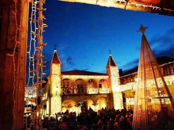 Así de bonito lució la iluminación del pueblo zamorano de Puebla de Sanabria durante el ensayo general tras ganar el concurso navideño de Ferrero Rocher para ser la localidad mejor iluminada de España. 