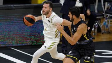 GRAF3923. LA LAGUNA, 12/09/2020.- El alero del Real Madrid, Rudy Fernández (i) lleva el balón ante el alero del Iberostar Tenerife, Sergio Rodríguez, durante el partido correspondiente a las semifinales de la Supercopa de baloncesto de la liga ACB disputado este sábado en el pabellón Santiago Martín de La Laguna (Tenerife). EFE/Ramón de la Rocha