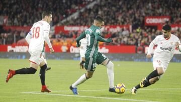 Escudero y Banega tratan de quitarle un balón a Boudebouz.