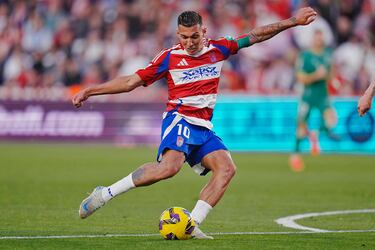 El delantero del Granada continúa batiendo registros en el conjunto nazarí. Ante el Racing hizo un nuevo doblete y ya suma once tantos en Liga (tres en los últimos dos partidos). El albanés tiene cotas altas: “Mi reto es anotar 25 goles”. A este paso, seguro que lo consigue.