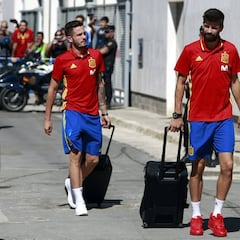 Pitos, insultos y algún aplauso a Piqué en su llegada a Alicante