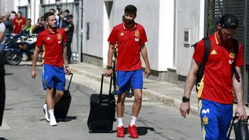 Pitos, insultos y algún aplauso a Piqué en su llegada a Alicante
