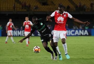 Santa Fe y Deportivo Cali empataron 1-1 en El Campín en el juego de ida de los cuartos de final de la Copa Sudamericana. Ezequiel Palomeque y Wilson Morelo (de penal) fueron los autores de los goles del partido que tuvo la primera aplicación del VAR en Colombia para anular una acción de gol de Arley Rodríguez por fuera de juego.