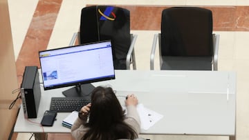 Una empleada trabaja en una oficina de la Agencia Tributaria un d&Atilde;&shy;a antes de que d&Atilde;&copy; comienzo el inicio por internet de la Campa&Atilde;&plusmn;a de la Renta 2021, en una oficina de la Agencia Tributaria, a 5 de abril de 2022, en Madrid (Espa&Atilde;&plusmn;a). La Campa&Atilde;&plusmn;a de la Renta y Patrimonio de 2021, que incluye como principal novedad el alza del impuesto para las rentas a partir de 300.000 euros y para los patrimonios de m&Atilde;&iexcl;s de 10 millones, arrancar&Atilde;&iexcl; ma&Atilde;&plusmn;ana 6 de abril con la presentaci&Atilde;&sup3;n de las declaraciones por Internet.
 05 ABRIL 2022;HACIENDA;MADRID;PATRIMONIO;INTERNET
 Marta Fern&Atilde;&iexcl;ndez / Europa Press
 05/4/2022