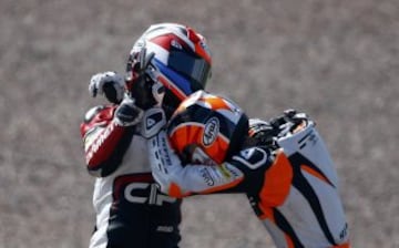 Los pilotos holandeses de Moto3, Bryan Schouten y Scott Deroue, se fueron a las manos tras una caída durante el GP de Alemania.