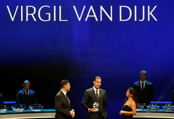 El jugador del Liverpool Virgil van Dijk con el premio al mejor defensa de la Champions pasada. 