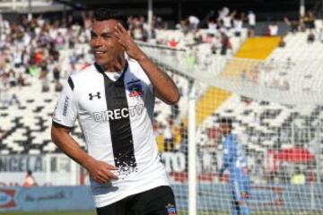 Colo Colo ha mentido tradicionalmente su camiseta blanca, cambiando el auspiciador. Eso hasta este año, cuando agregó una vistosa franja negra.