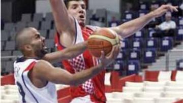 <b>VANO ESFUERZO<b>. El base francés aportó 18 puntos, pero el resto del equipo no le secundó.