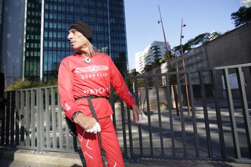 Alain Robert es un escalador de 60 años que se dedica a concienciar a los gobiernos para la lucha del cambio climático. Esta vez ha escalado un rascacielo de La Défense, un moderno barrio de negocios situado al oeste de París.