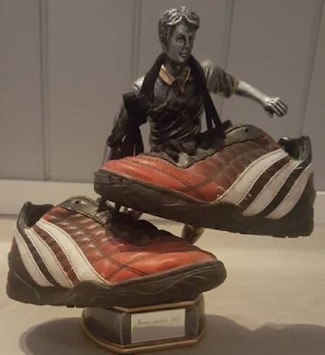 La madre de Niklas Castro aún guarda sus primeros zapatos de fútbol.