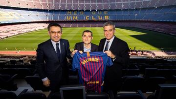 Bartomeu, Valverde y Mestre posan en el Camp Nou tras la renovaci&oacute;n del entrenad
 
 