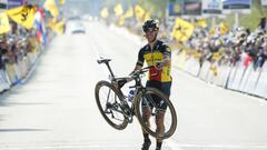 Oudenaarde (Belgium), 02/04/2017.- Belgian rider Philippe Gilbert of Quick-Step Floors crosses the finish line to win the 101st edition of the Tour of Flanders cycling race in Oudenaarde, Belgium, 02 April 2016. (B&eacute;lgica, Ciclismo) EFE/EPA/JULIEN WARNAND