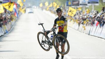 Oudenaarde (Belgium), 02/04/2017.- Belgian rider Philippe Gilbert of Quick-Step Floors crosses the finish line to win the 101st edition of the Tour of Flanders cycling race in Oudenaarde, Belgium, 02 April 2016. (B&eacute;lgica, Ciclismo) EFE/EPA/JULIEN WARNAND