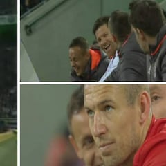 Robben le atiza un manotazo a Ancelotti y provoca la mofa general: ojo a Xabi Alonso