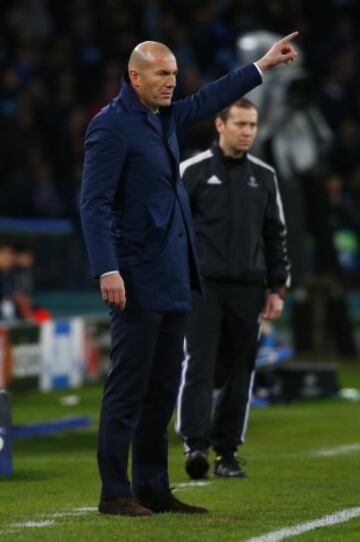 Zidane instructs his Real Madrid team.