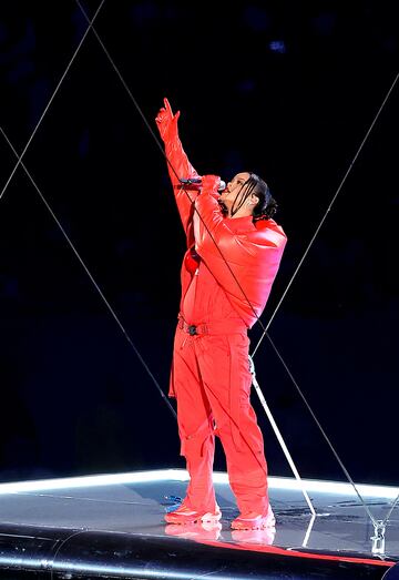 La artista nacida en Barbados protagonizó sola el Halftime Show del Super Bowl LVII del Estadio de la Universidad de Phoenix.