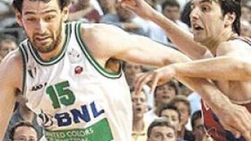 ESTRELLAS. Garbajosa intenta superar a Bodiroga (Barcelona), dos de las pocas estrellas en Europa.