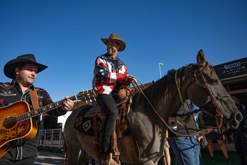 Daniel Ricciardo dejó a un lado su labor de piloto para convertirse en el sheriff de Austin por un día. El australiano llegó en la jornada del jueves 20 al paddock del Circuito de las Américas a lomos de Horsey McHorse, un caballo que apareció como invitado VIP del piloto de McLaren, que robó el protagonismo a los looks de Hamilton.