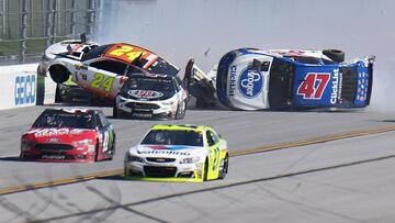 Chase Elliott y AJ Allmendinger fueron los que iniciaron un accidente m&uacute;ltiple en la carrera de la Talledega de la NASCAR.