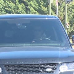 James llegó a la clínica pendiente del celular: ¿resolviendo su futuro?