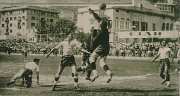 Zamora despeja un balón ante Brasil en una foto publicada por el Semanario AS, antecesor de este medio, en 1934.