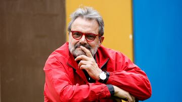 FILE PHOTO: Master photographer Oliviero Toscani poses for photographers as he presents the new format of the newspaper "L'Unita", in this photo taken in Rome, Italy, October 23, 2008. REUTERS/Remo Casilli/File Photo
