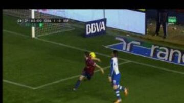 Oier toca el balón con la mano.