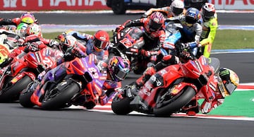 Francesco Bagnaia liderando la carrera tras la salida. 