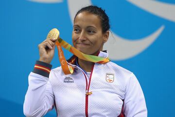 Deportista española con más medallas paralímpicas de la historia. Perdió la movilidad desde la cintura a los pies por una neuropatía. Con 26 medallas, aspira a más en la presente edición de Tokio, ha copado los puestos de medalla en las últimas cinco Juegos de verano. Con cinco medallas en Sídney´00, sus primeros oros llegarían en Atenas´04 en 100 m libres y 50 m mariposa. En ese torneo también ganaría otros cuatro metales. Pekín´08 sigue siendo la edición en la que ha ganado más oros (3) en 50, 100 y 200 m libres. Entre sus distinciones destaca la Orden Olímpica del COE, Hija predilecta de Zaragoza en 2008, Premio Princesa de Asturias de los Deportes 2021 o Real Orden del Mérito Deportivo en 2009.