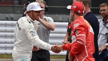 Lewis Hamilton y Sebastian Vettel se saludan tras una carrera.