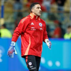 “Fuera del fútbol...”: Bravo llega a Chile, se une a la Roja y deja un mensaje sobre su futuro